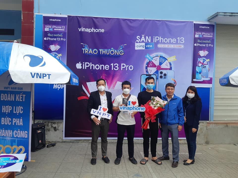 VNPT Vinaphone Nghệ An: Trao 3 điện thoại iPhone 13 Pro cho khách hàng trúng thưởng